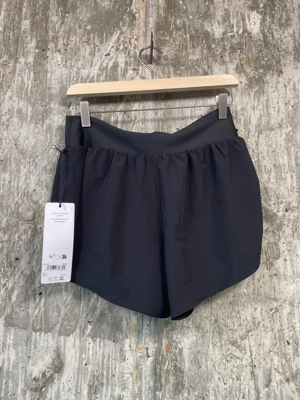 ALO YOGA Women's V-Cute Running Short Size M in Black